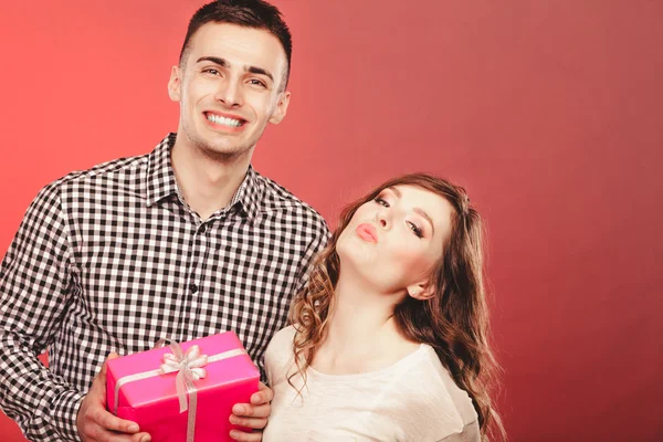 Hombre sorprendente mujer alegre — Foto de Stock