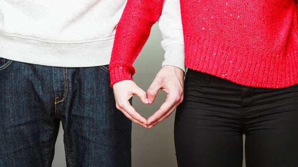 Pareja joven haciendo forma de corazón por las manos — Foto de Stock