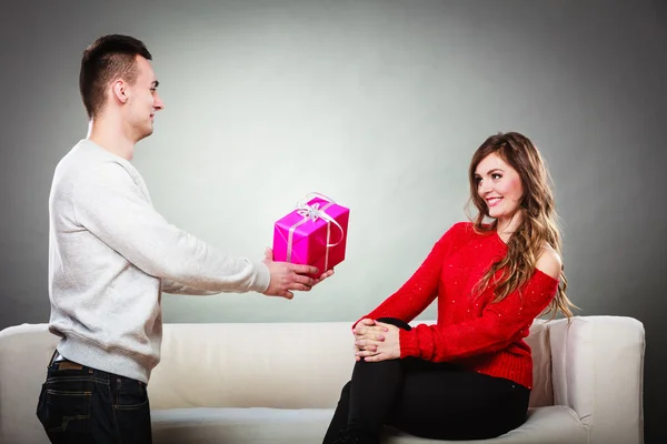 Lycklig romantisk par med gåva — Stockfoto