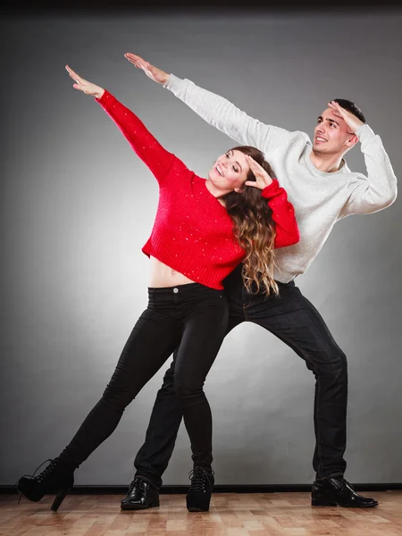 Lächelndes junges Paar, das Spaß hat — Stockfoto