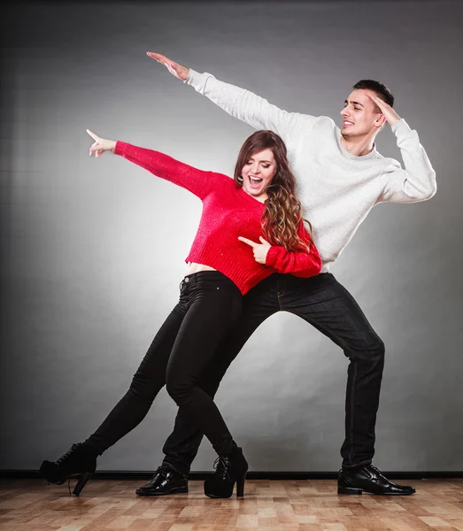 Lächelndes junges Paar, das Spaß hat — Stockfoto