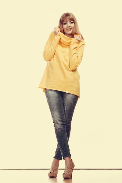 Kvinna i jeans poserar — Stockfoto