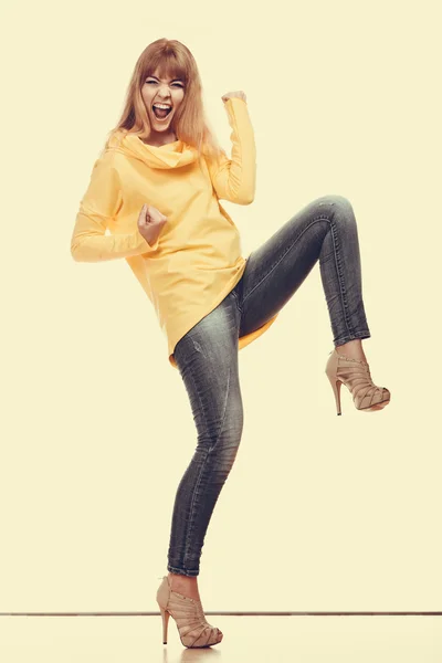 Kvinna i jeans poserar — Stockfoto