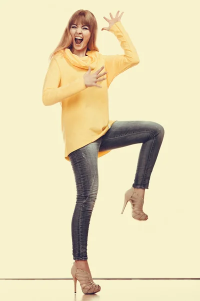 Woman in jeans  posing — Stock Photo, Image