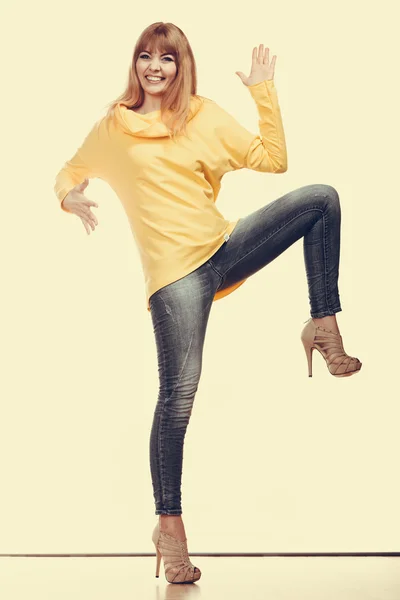 Woman in jeans  posing — Stock Photo, Image