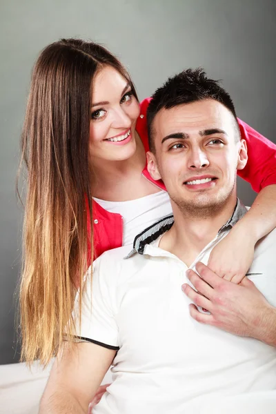 Smiling young couple portrait on gray — Stock Photo, Image