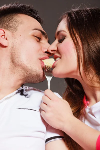 Jovem casal comer banana fruta juntos — Fotografia de Stock