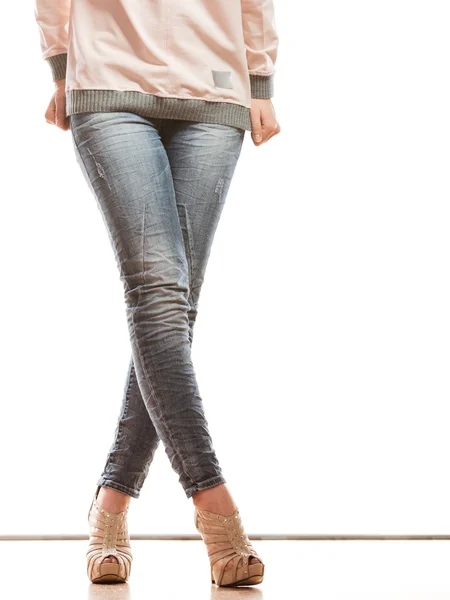 Pernas em calças jeans — Fotografia de Stock