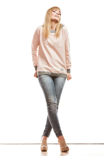 Vrouw in denim broek poseren — Stockfoto