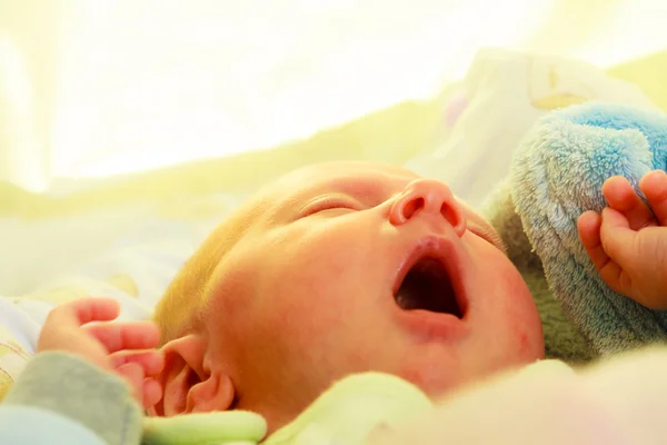 Kleine pasgeboren baby slapen — Stockfoto