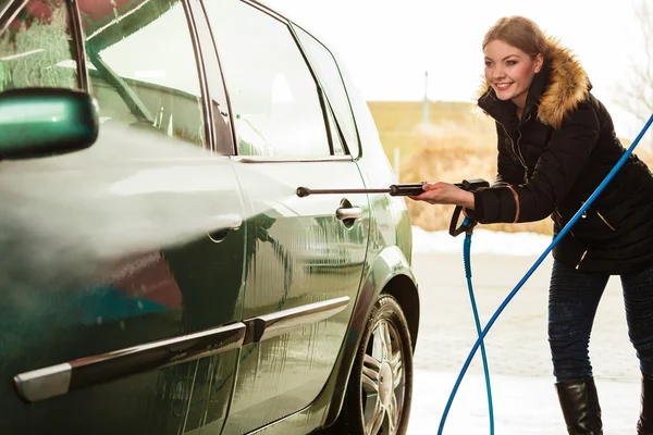 Woman washing car — Stock Photo, Image