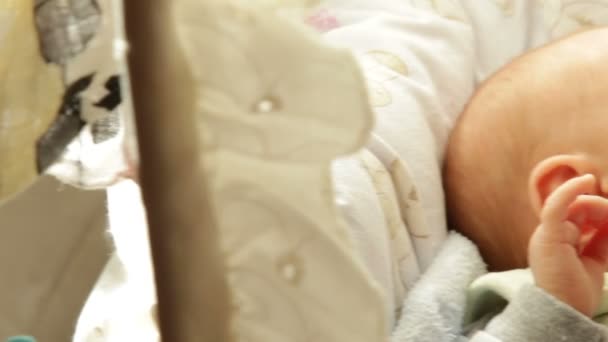 Küçük yeni doğan bebek uyku — Stok video