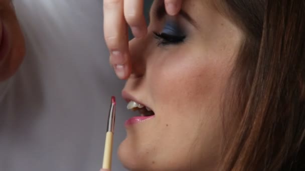 Künstler trägt Lippenstift auf — Stockvideo