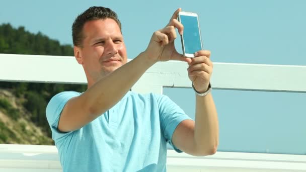 Man tar selfie med smartphone — Stockvideo