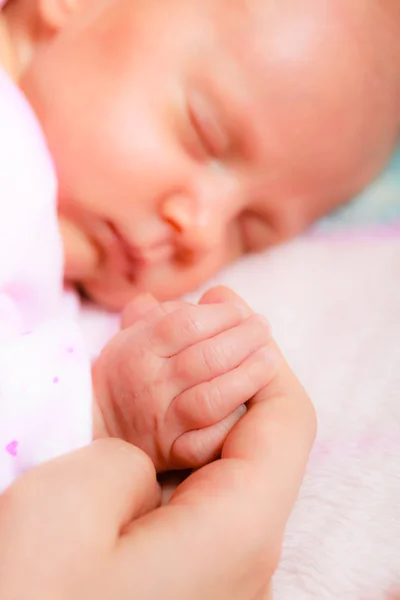 母の手のひらに眠っている女の赤ちゃんの手 — ストック写真