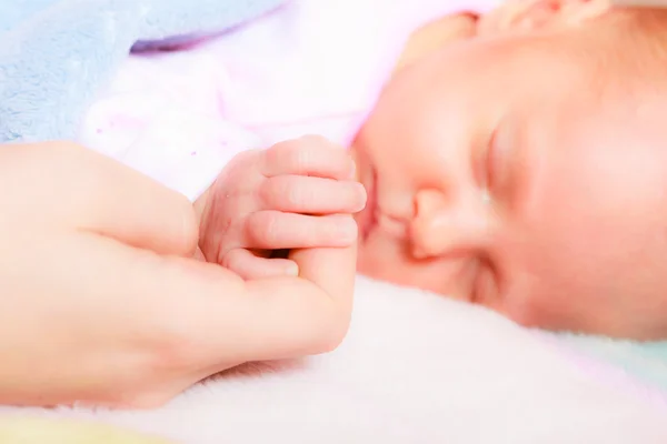 母の手のひらに眠っている女の赤ちゃんの手 — ストック写真