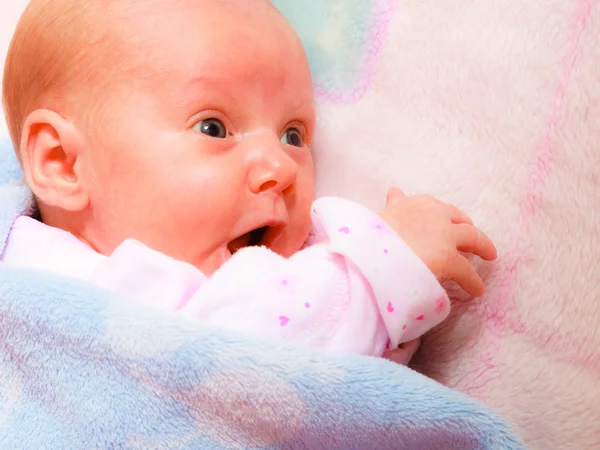 Pequena menina recém-nascida deitada — Fotografia de Stock