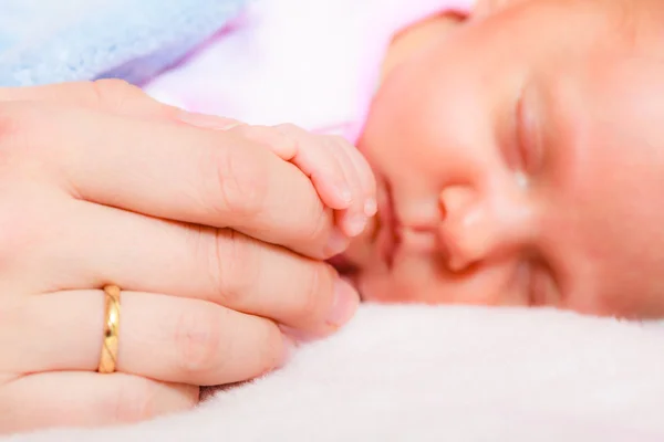 Hand de slapende babymeisje in de palm van moeder — Stockfoto