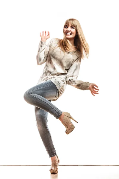 Blondes modisches Mädchen im hellen T-Shirt — Stockfoto