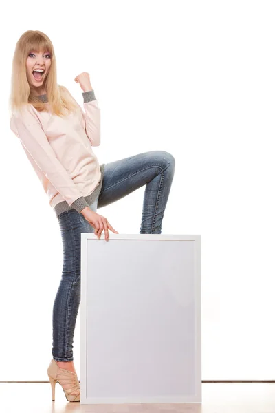 Mujer sosteniendo tablero de presentación en blanco — Foto de Stock