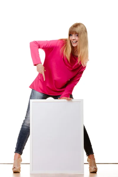 Mujer sosteniendo tablero de presentación en blanco — Foto de Stock