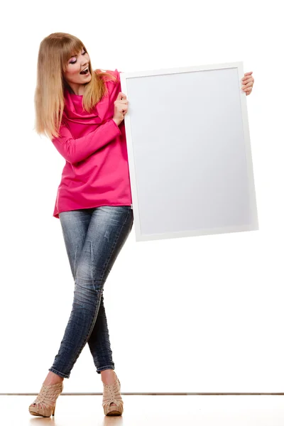 Mujer sosteniendo tablero de presentación en blanco — Foto de Stock