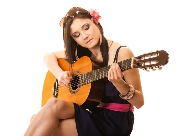 Girl playing guitar — Stock Photo, Image