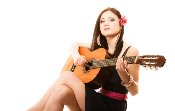 Mädchen spielt Gitarre — Stockfoto