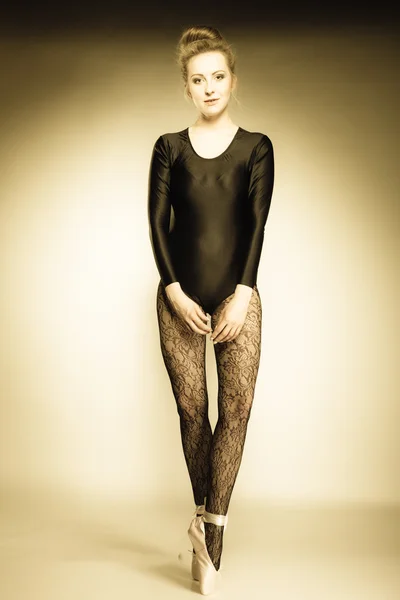 Zgrabna kobieta balet tancerz pełnej długości — Zdjęcie stockowe