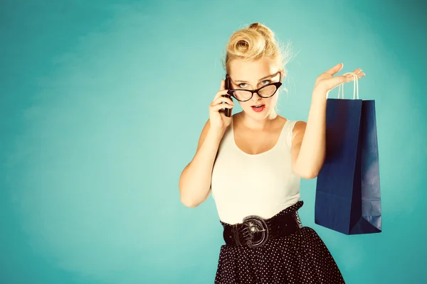 Pin hasta mujer con bolsa de compras y teléfono. — Foto de Stock