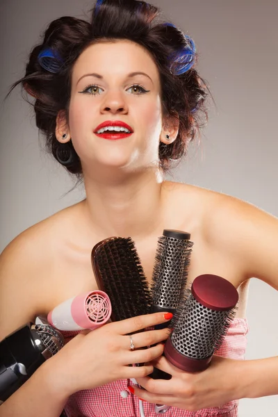 Divertente ragazza styling capelli tiene molti accessori — Foto Stock