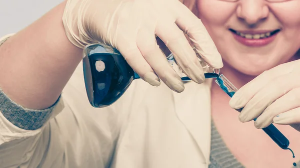 Femme étudiant en chimie avec fiole de test de verrerie. — Photo