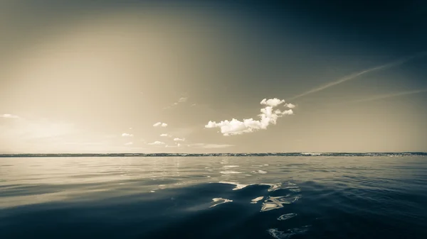 美丽的海景、晚霞、地平线和天空. — 图库照片