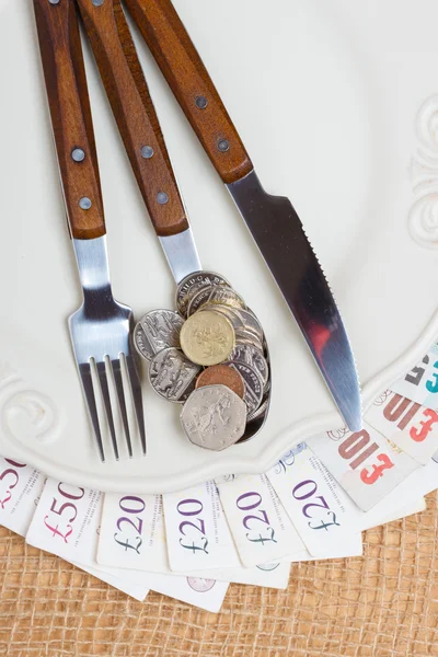 Dinheiro britânico na mesa da cozinha, costa de vida — Fotografia de Stock