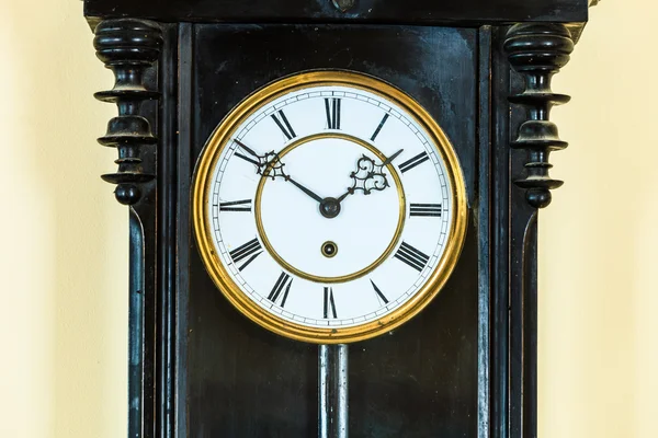 Alte Uhr an der Wand — Stockfoto