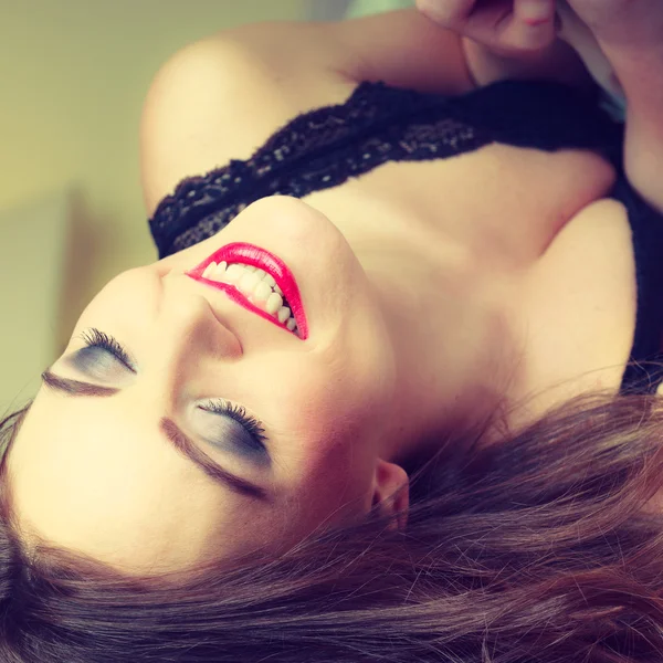 Mulher sedutora em lingerie na cama . — Fotografia de Stock