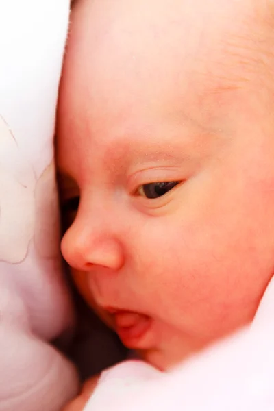Маленькая новорожденная девочка лежит — стоковое фото