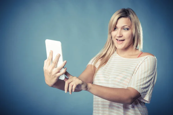 Giovane donna con tablet blu Foto Stock