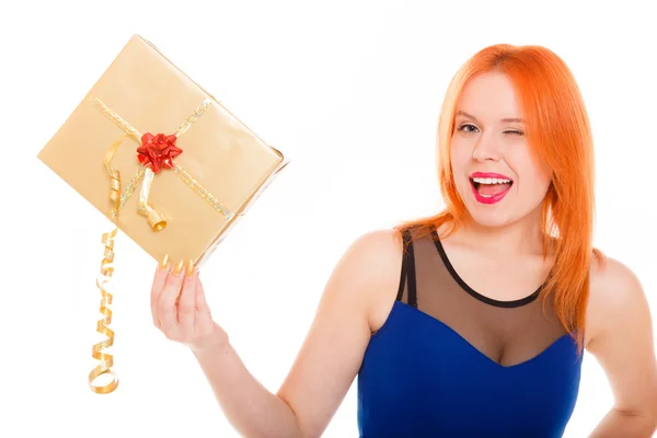 Chica sosteniendo caja de regalo — Foto de Stock