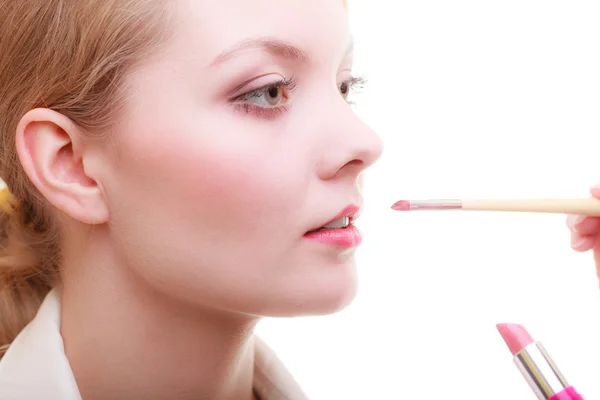 Artist applying lipstick — Stock Photo, Image