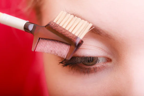 Woman Using brush — Stock Photo, Image