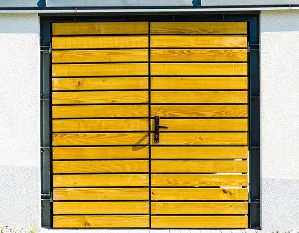 Žluté dřevěné dveře venku. — Stock fotografie
