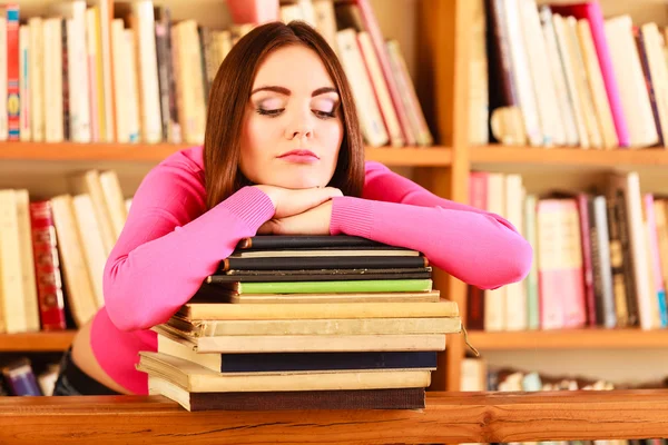 Chica sentada en la biblioteca universitaria —  Fotos de Stock