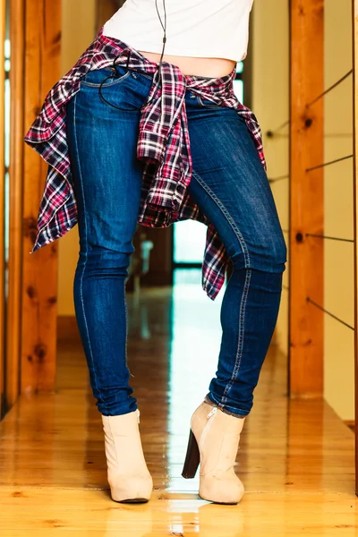 Girl  in denim trousers dancing — Stock Photo, Image