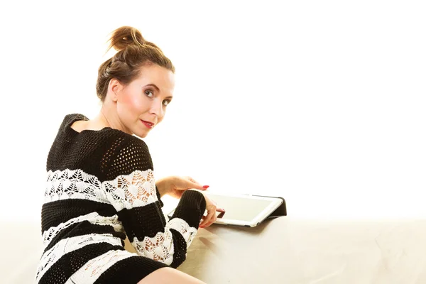 Woman using tablet at home — Stock Photo, Image