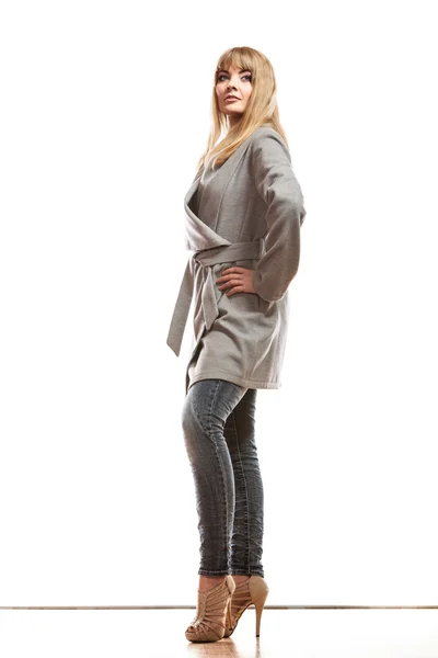 Mulher de casaco cinza posando — Fotografia de Stock