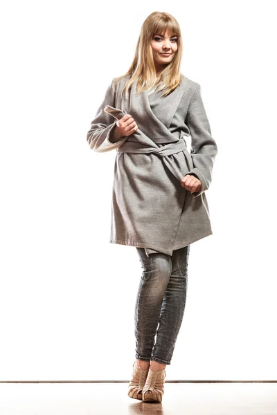 Frau im grauen Mantel posiert — Stockfoto