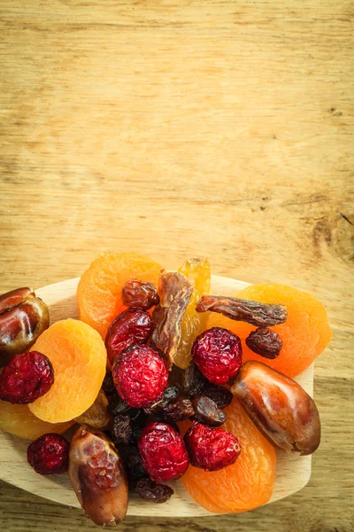 Fruta seca en cuchara de madera . — Foto de Stock