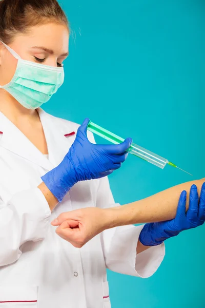 Médico inyectando al paciente. — Foto de Stock