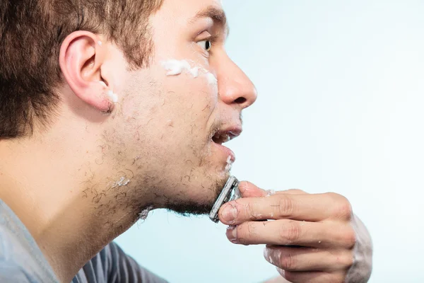 Hombre afeitándose con afeitadora —  Fotos de Stock